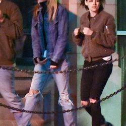 Kristen Stewart y Stella Maxwell saliendo de un billar en Georgia