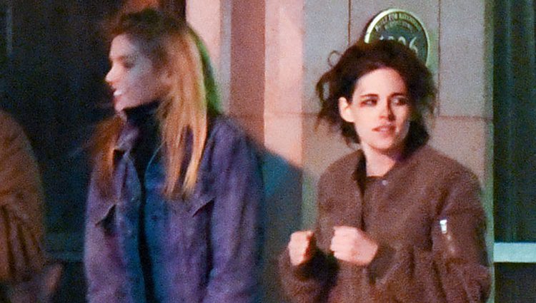 Kristen Stewart y Stella Maxwell saliendo de un billar en Georgia