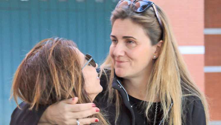 Carlota Corredera acompañando a María Patiño en el funeral de su padre