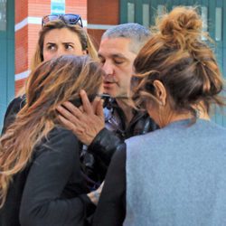 Raquel Bollo, Gustavo González y Carlota Corredera acompañando a María Patiño en el funeral de su padre