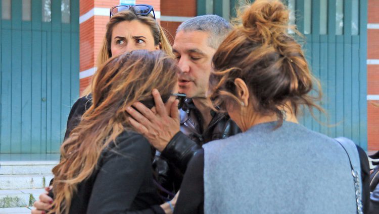 Raquel Bollo, Gustavo González y Carlota Corredera acompañando a María Patiño en el funeral de su padre