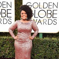 Yvette Nicole Brown en la alfombra roja de los Globos de Oro 2017