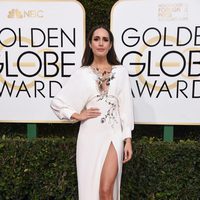 Louise Roe en la alfombra roja de los Globos de Oro 2017