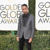 Keith Stanfield en la alfombra roja de los Globos de Oro 2017