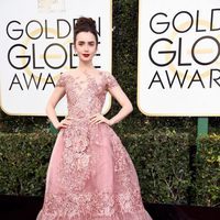 Lily Collins en la alfombra roja de los Globos de Oro 2017