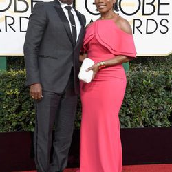 Courtney B. Vance y Angela Bassett en la alfombra roja de los Globos de Oro 2017