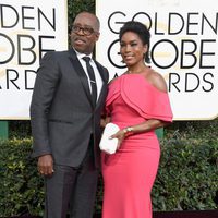 Courtney B. Vance y Angela Bassett en la alfombra roja de los Globos de Oro 2017