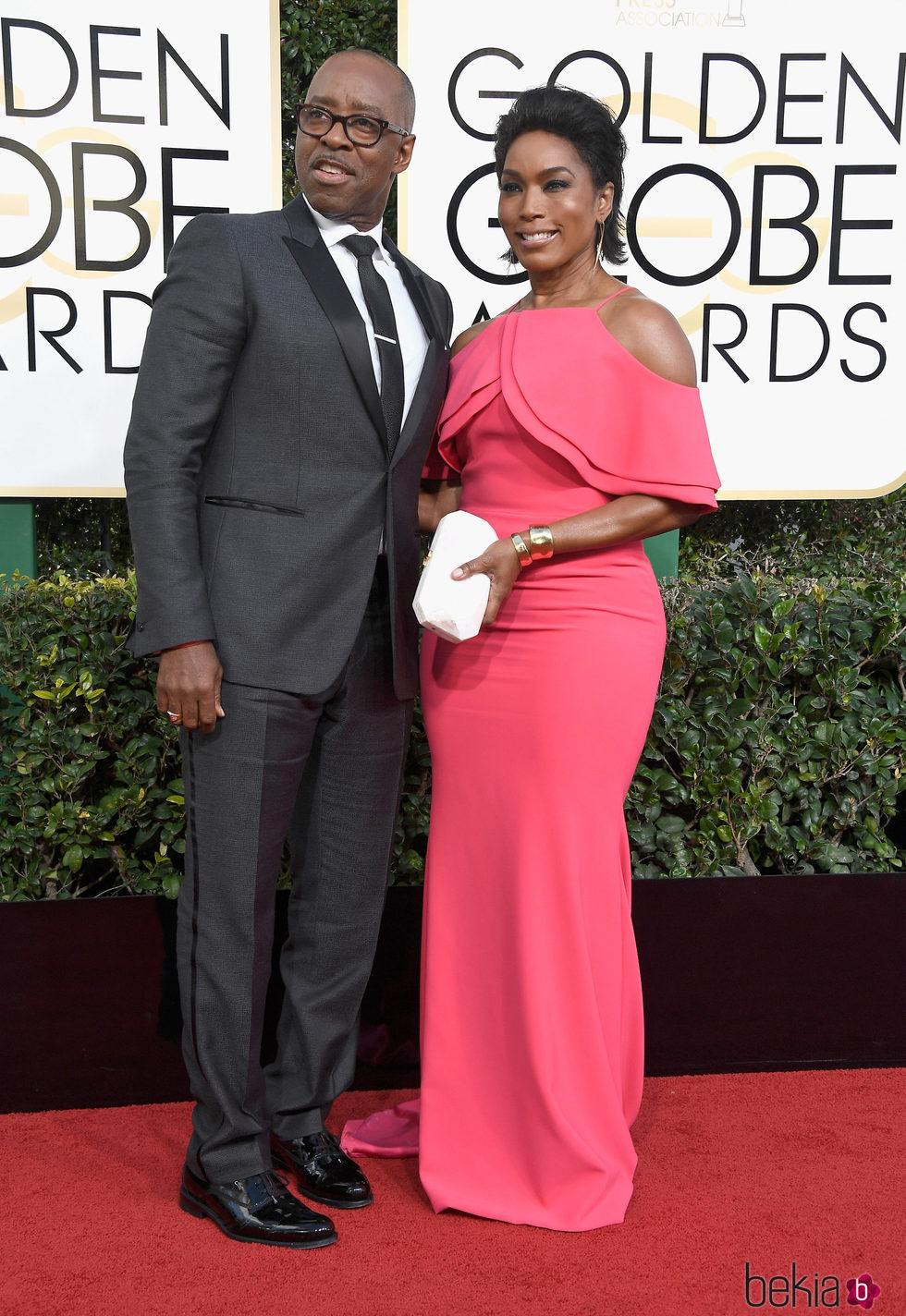 Courtney B. Vance y Angela Bassett en la alfombra roja de los Globos de Oro 2017