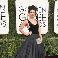 Zazie Beetz en la alfombra roja de los Globos de Oro 2017