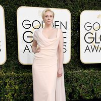 Gwendoline Christie en la alfombra roja de los Globos de Oro 2017