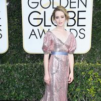 Claire Foy en la alfombra roja de los Globos de Oro 2017