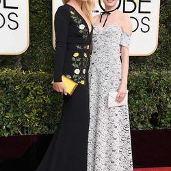 Busy Philipps y Michelle Williams en la alfombra roja de los Globos de Oro 2017