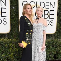 Busy Philipps y Michelle Williams en la alfombra roja de los Globos de Oro 2017