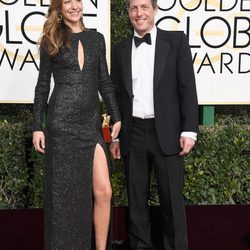 Hugh Grant y Anna Elisabet en la alfombra roja de los Globos de Oro 2017