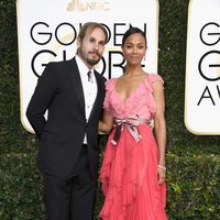 Marco Perego y Zoe Saldana en la alfombra roja de los Globos de Oro 2017