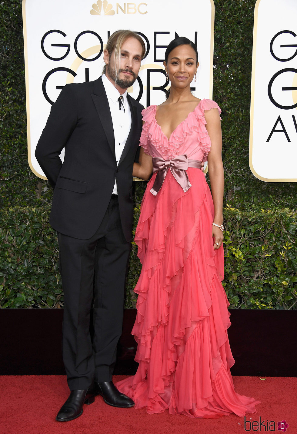 Marco Perego y Zoe Saldana en la alfombra roja de los Globos de Oro 2017