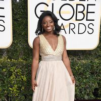 Simone Biles en la alfombra roja de los Globos de Oro 2017