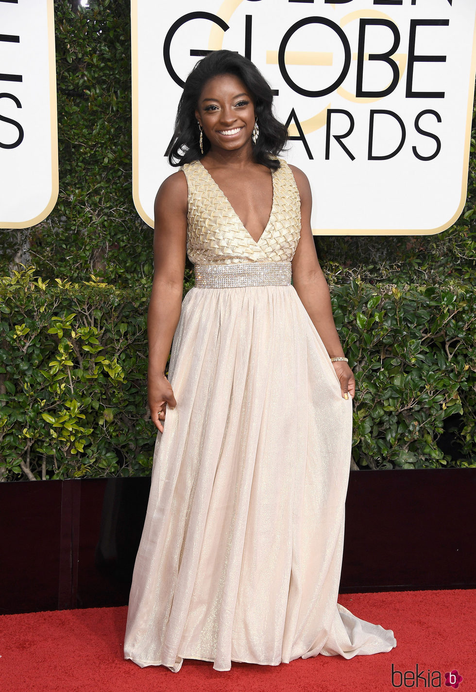 Simone Biles en la alfombra roja de los Globos de Oro 2017