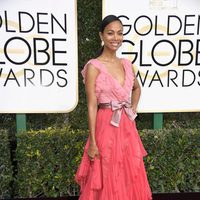 Zoe Saldana en la alfombra roja de los Globos de Oro 2017