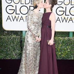 Sarah Paulson besa a Amanda Peet en la alfombra roja de los Globos de Oro 2017