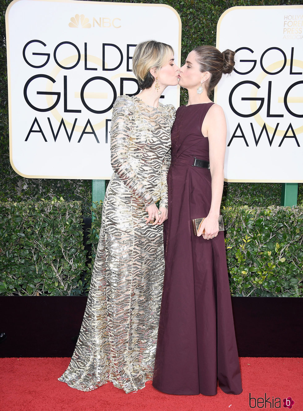 Sarah Paulson besa a Amanda Peet en la alfombra roja de los Globos de Oro 2017