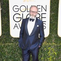 Liam Cunningham en la alfombra roja de los Globos de Oro 2017