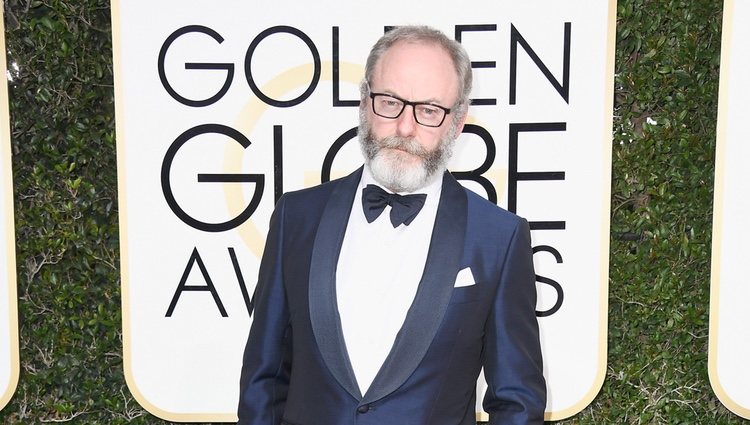 Liam Cunningham en la alfombra roja de los Globos de Oro 2017