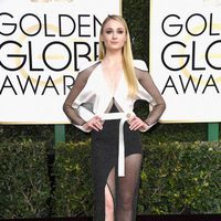 Sophie Turner en la alfombra roja de los Globos de Oro 2017