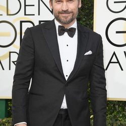 Nikolaj Coster-Waldau en la alfombra roja de los Globos de Oro 2017