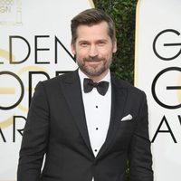 Nikolaj Coster-Waldau en la alfombra roja de los Globos de Oro 2017