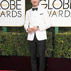 Jeremy Renner en la alfombra roja de los Globos de Oro 2017