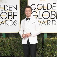 Jeremy Renner en la alfombra roja de los Globos de Oro 2017