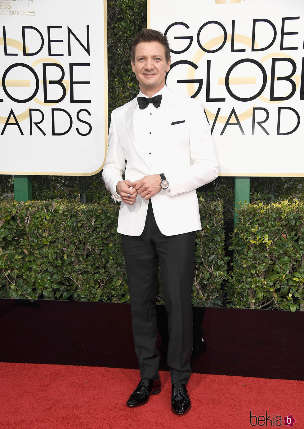 Jeremy Renner en la alfombra roja de los Globos de Oro 2017