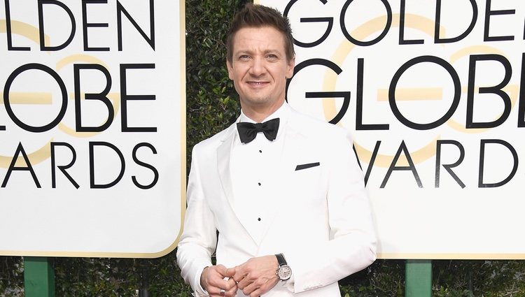 Jeremy Renner en la alfombra roja de los Globos de Oro 2017