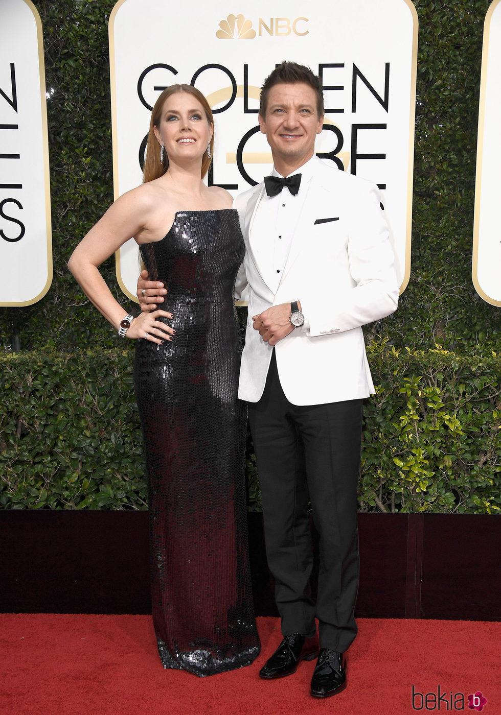 Amy Adams y Jeremy Renner en la alfombra roja de los Globos de Oro 2017