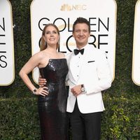 Amy Adams y Jeremy Renner en la alfombra roja de los Globos de Oro 2017