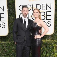 Darren Le Gallo y Amy Adams en la alfombra roja de los Globos de Oro 2017