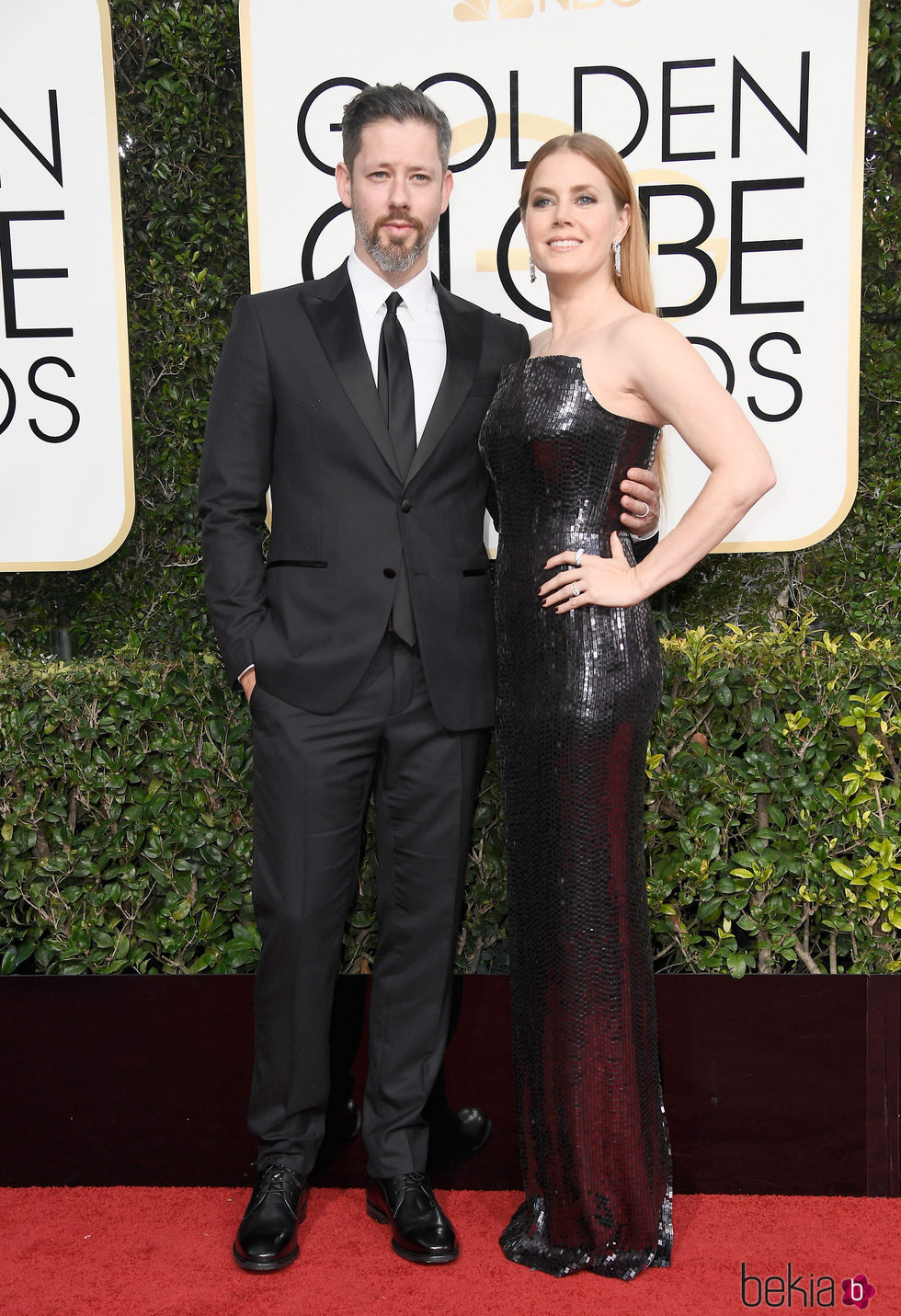 Darren Le Gallo y Amy Adams en la alfombra roja de los Globos de Oro 2017