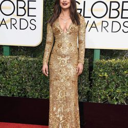 Priyanka Chopra en la alfombra roja de los Globos de Oro 2017