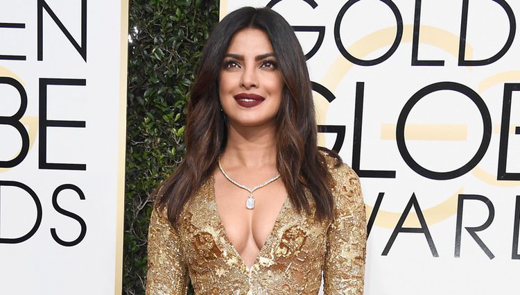 Priyanka Chopra en la alfombra roja de los Globos de Oro 2017