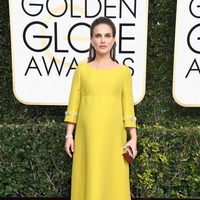 Natalie Portman luce embarazo en la alfombra roja de los Globos de Oro 2017