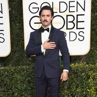 Milo Ventimiglia en la alfombra roja de los Globos de Oro 2017