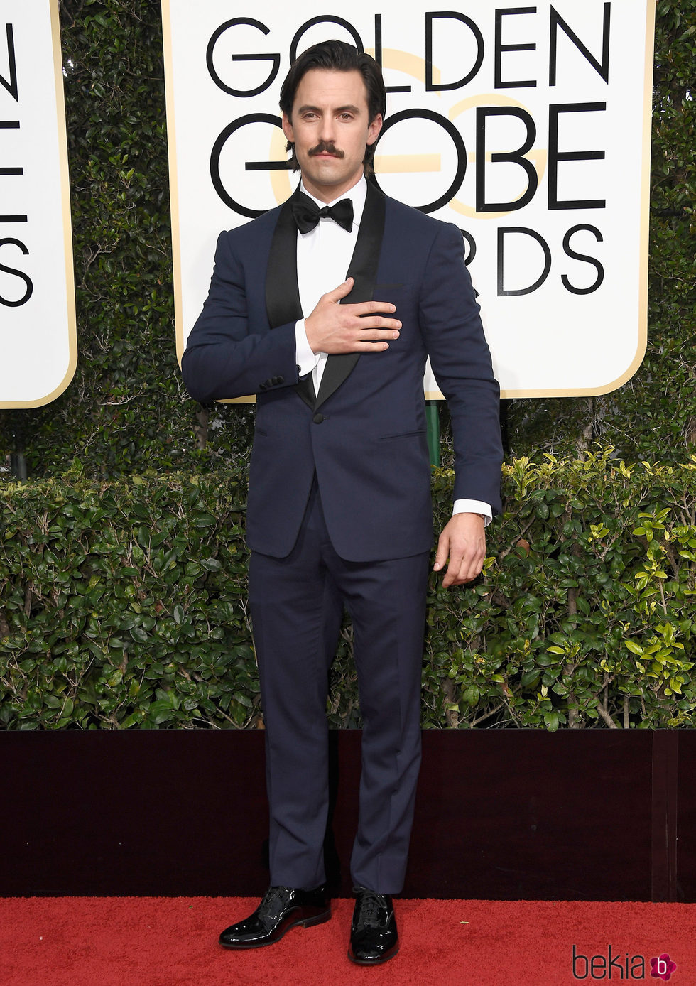 Milo Ventimiglia en la alfombra roja de los Globos de Oro 2017