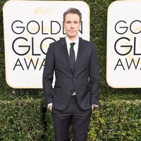 Dax Shepard en la alfombra roja de los Globos de Oro 2017