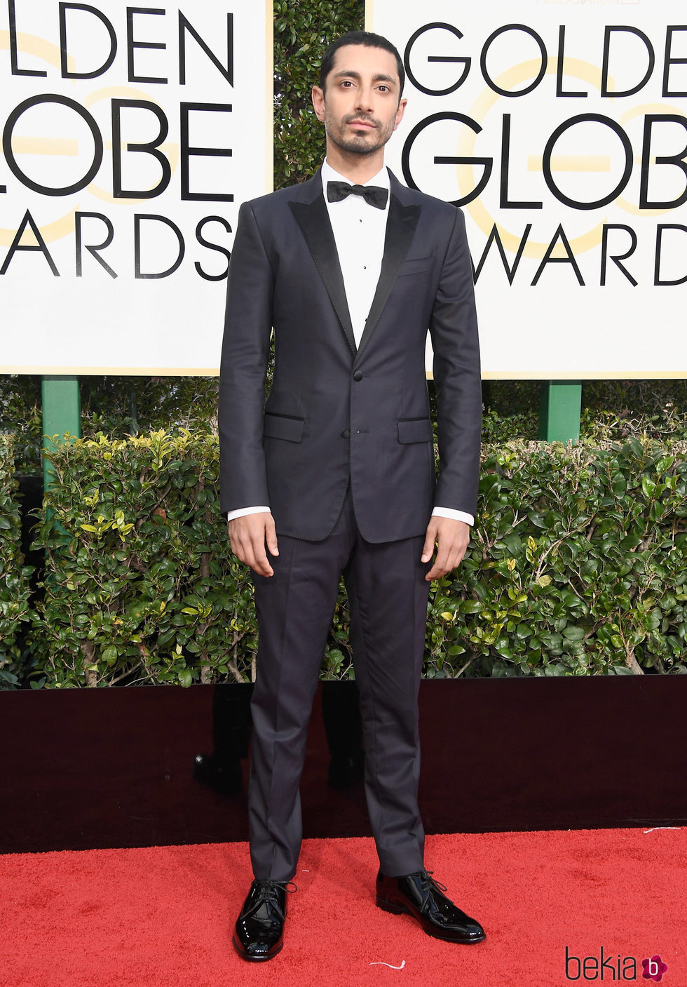 Riz Ahmed en la alfombra roja de los Globos de Oro 2017