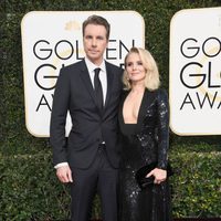 Dax Shepard y Kristen Bell en la alfombra roja de los Globos de Oro 2017