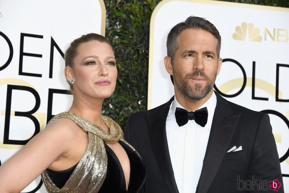 Blake Lively y Ryan Reynolds en la alfombra roja de los Globos de Oro 2017