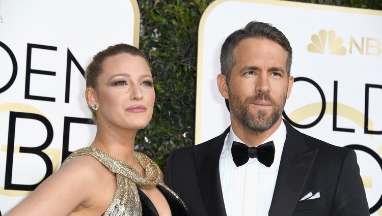 Blake Lively y Ryan Reynolds en la alfombra roja de los Globos de Oro 2017