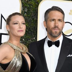 Blake Lively y Ryan Reynolds en la alfombra roja de los Globos de Oro 2017