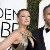 Blake Lively y Ryan Reynolds en la alfombra roja de los Globos de Oro 2017